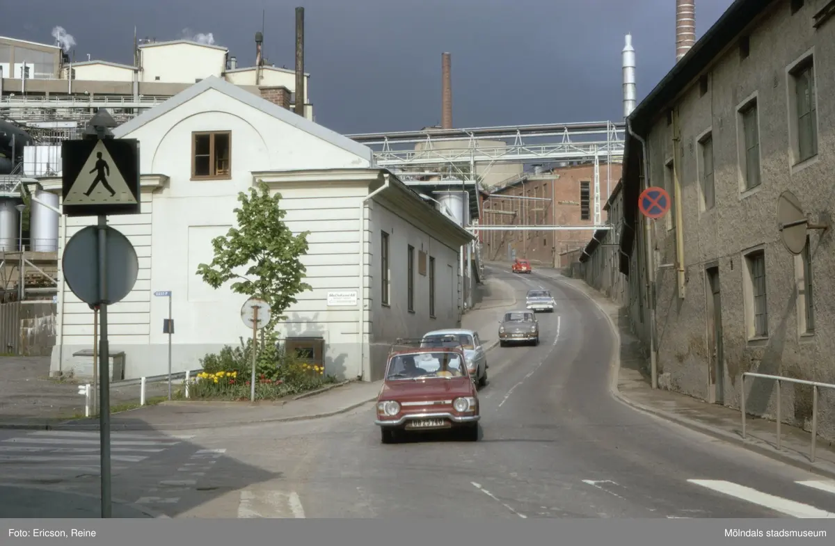 "Kråkan", Kråkliden - Kvarnbygatans branta stigning från Gamla Torget upp mot Stensjöbacke, år 1973. Backen kallades förr Kråkan eller Kråkliden. Namnet Kråkan anses ha kommit av Kråkberget, som var en bergklack uppe i Mölndals ström. Om där var en samlingsplats för byns kråkor, vet man inte, men backen utmed strömmen kallades allmänt Mölndals Kråka. Kråkan var brant, och hästarna fick vara väl skodda för att kunna få kraft att dra de tunga lassen uppför den branta backen. 

I förgrunden till vänster syns Götiska Förbundets skola som anlades år 1824 och under många år var byns folkskola. Senare blev skolan högre folkskola. Byggnaden skall bevaras som kulturminnesmärke från gången tid. Till höger ligger f.d. Delbancos oljeslageri, där man förr tillverkade linolja som användes vid målning.