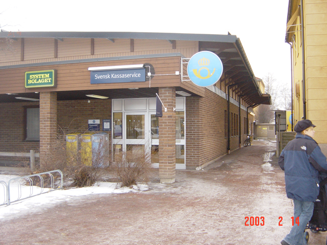 På samma adress finns också Svensk Kassaservice. I de blå
brevlådorna läggs "lokalpost" (försändelser inom det lokala
postnummerområdet). I gula brevlådor läggs försändelser till övriga
postnummerområden och till utlandet.