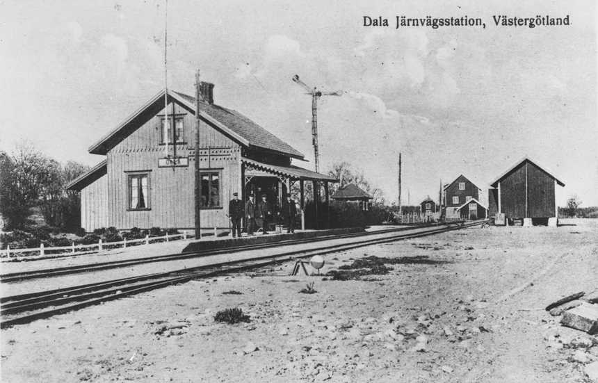 Järnvägsspår, den förenade post- och järnvägsstationen och stinsen
med flera väntande på perrongen. Bilden är inlånad från Skövde.
Poststationen i Dala inrättades den 1 februari 1874.