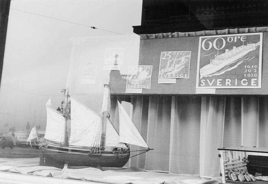 Skyltning med föremål från Postmuseum i Broströms Linjeagenturs
fönster, Gustav Adolfs torg 16.