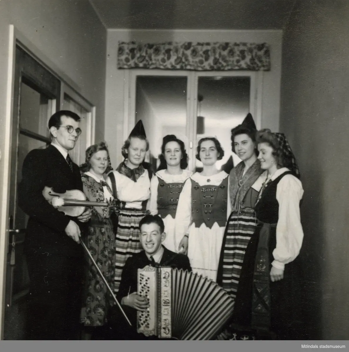 Personalfest på Streteredshemmet i Kållered, år 1955. Ivar, Ella Frohm, okänd, Ingrid Fallgren, okänd, Gunvor Klingvall, Nils Winqvist (dragspel).