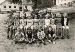 Klass 2 står utanför Kållereds folkskola/småskola i Livered,