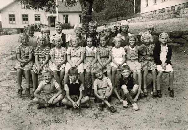 Klass 2 står utanför Kållereds folkskola/småskola i Livered,