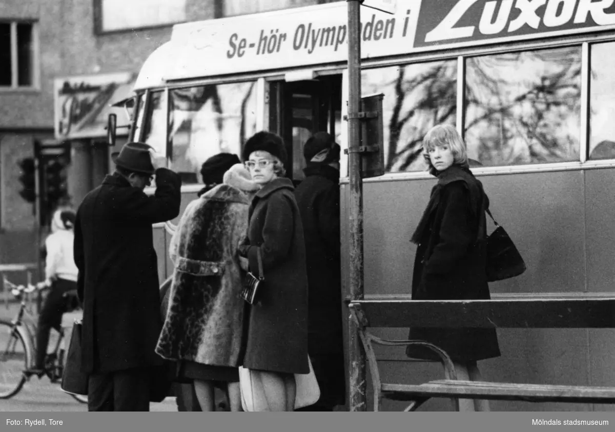 "Tag plats." En samling bussresenärer kliver på bussen vid Göteborgsvägen i Mölndalsbro någon gång på 1960-talet.