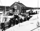 Linjerna Ånge - Röjan _Fjällnäs. Påskresenärerna anländer till
poststationen i Tännäs by. 1932.