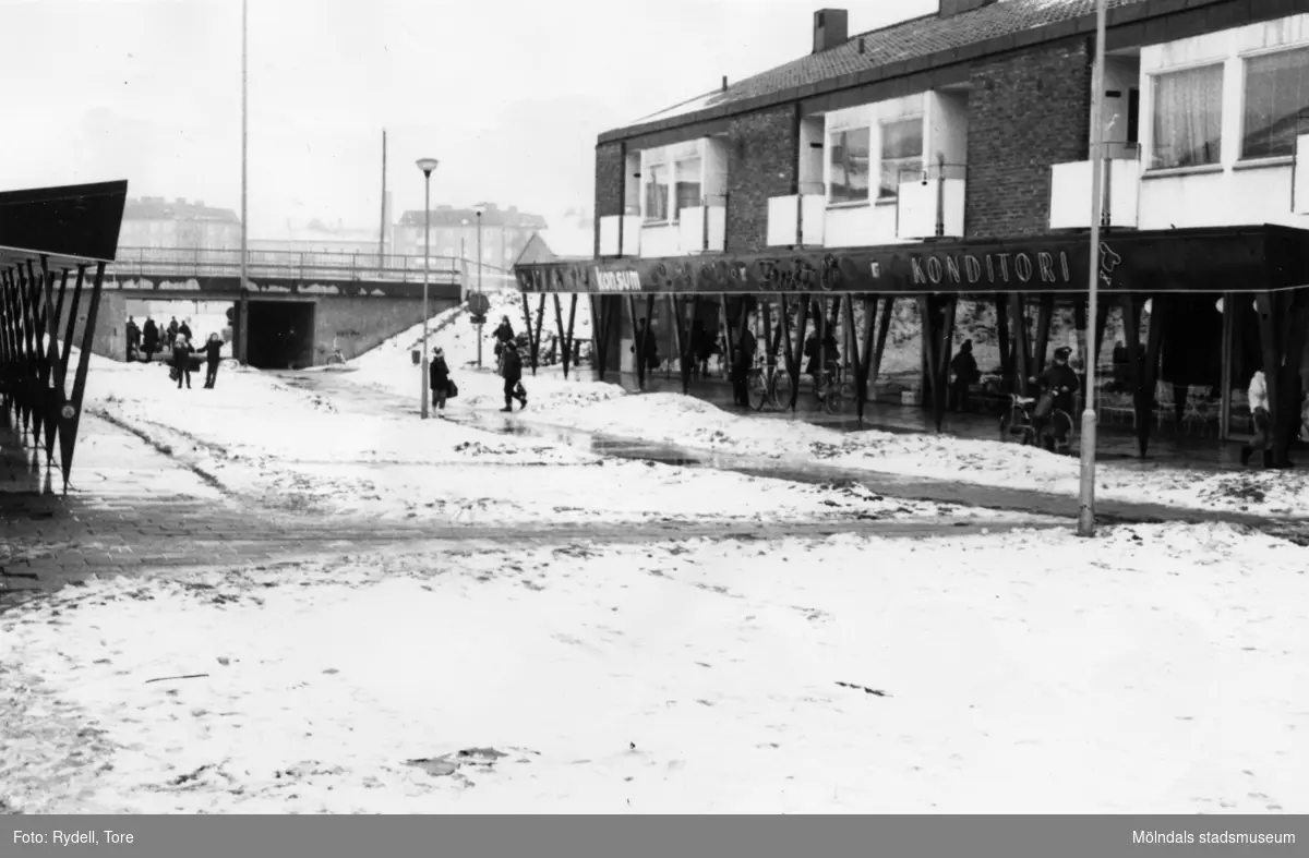 Jungfruplatsen i Mölndal en vinterdag på 1960-talet. Till höger ses huset Jungfruplatsen 1.