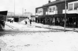 Jungfruplatsen i Mölndal en vinterdag på 1960-talet. Till hö