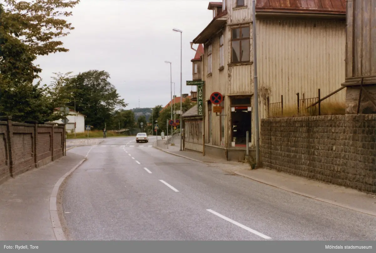 Kvarnbygatan i Mölndal i riktning västerut på 1970-talet. Närmast till höger ses nr 27, C.J. Johanssons järn- och färghandel.