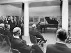 Jubileumshedersgäst var dåvarande kung Gustaf VI Adolf. I
bakgrunden spelar Valentina Rives piano.