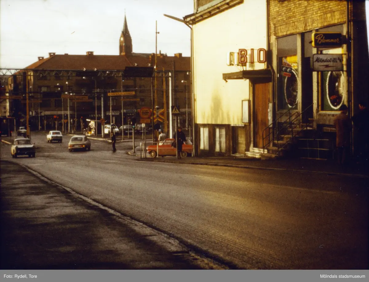 Vy från Kvarnbytatan mot gamla Mölndals Bro. Närmast till höger ses Kvarnbygatan 1, Röda kvarn. I bakgrunden ses bebyggelse vid Göteborgsvägen.