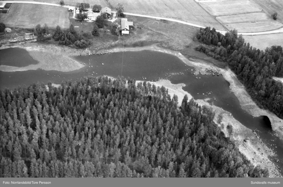 Flygfoton över Ljungans dalgång vid lågvatten. Stöde, Viskan, Torpshammar, Fränsta, Ljungaverk.