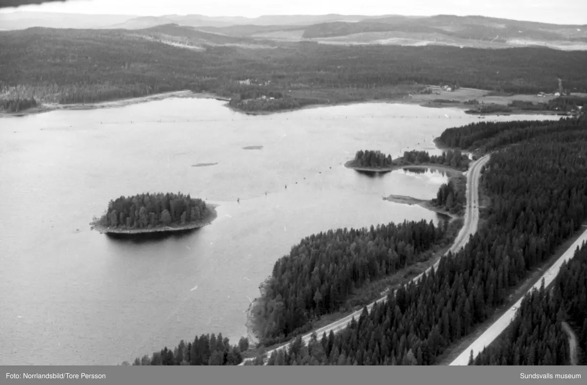 Flygfoton över Ljungans dalgång vid lågvatten. Stöde, Viskan, Torpshammar, Fränsta, Ljungaverk.
