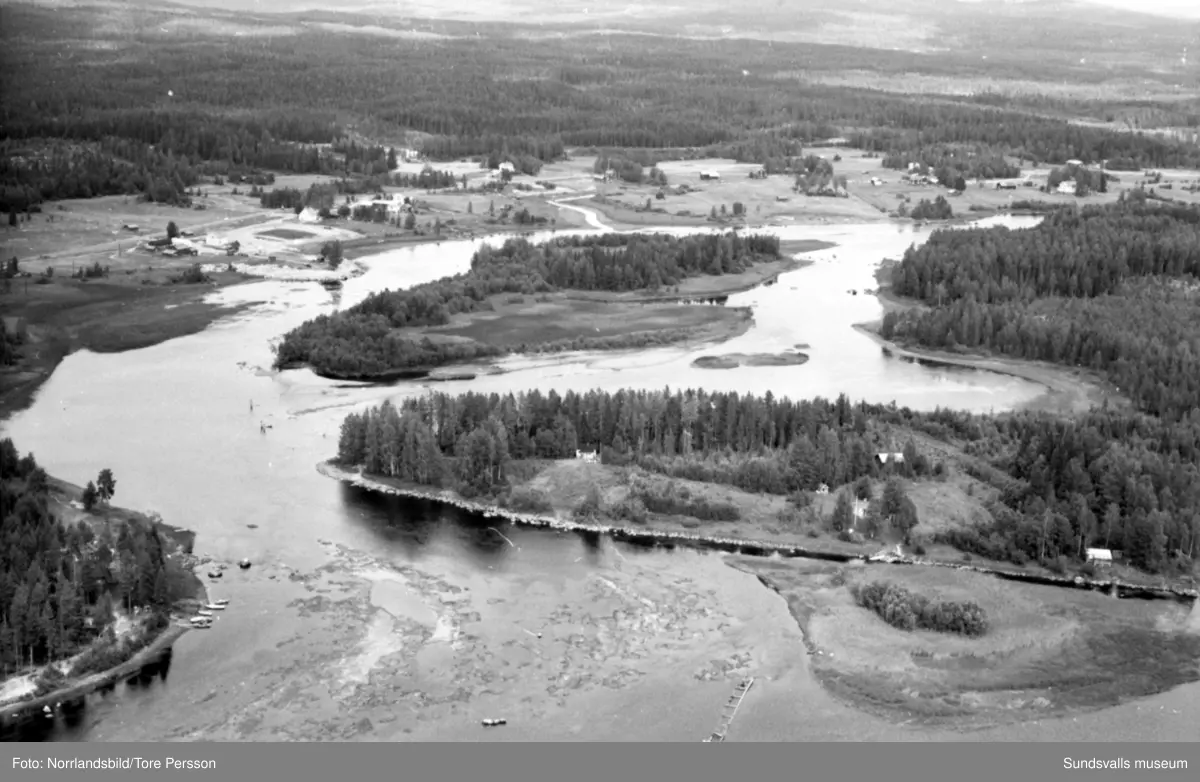 Flygfoton över Ljungans dalgång vid lågvatten. Stöde, Viskan, Torpshammar, Fränsta, Ljungaverk.