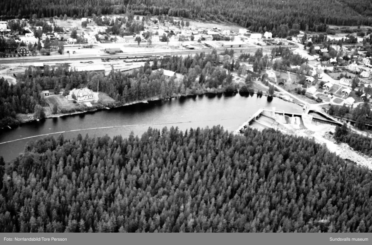 Flygfoton över Ljungans dalgång vid lågvatten. Stöde, Viskan, Torpshammar, Fränsta, Ljungaverk.