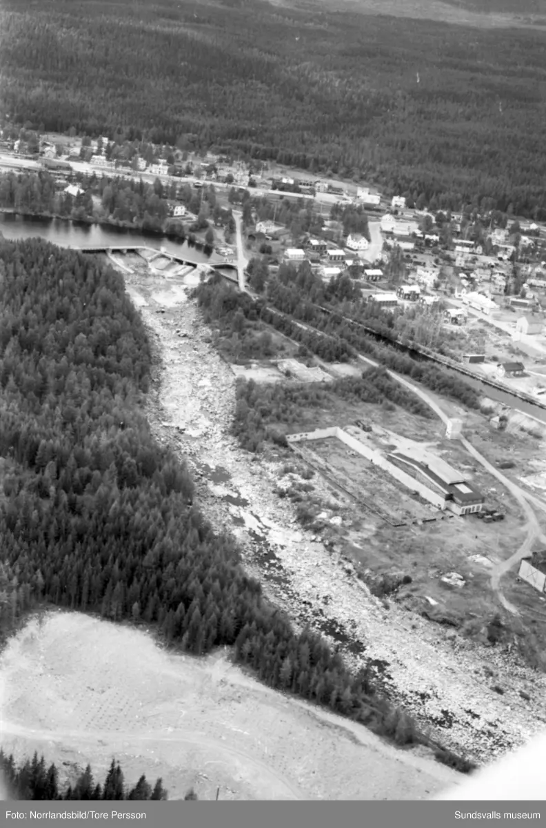 Flygfoton över Ljungans dalgång vid lågvatten. Stöde, Viskan, Torpshammar, Fränsta, Ljungaverk.