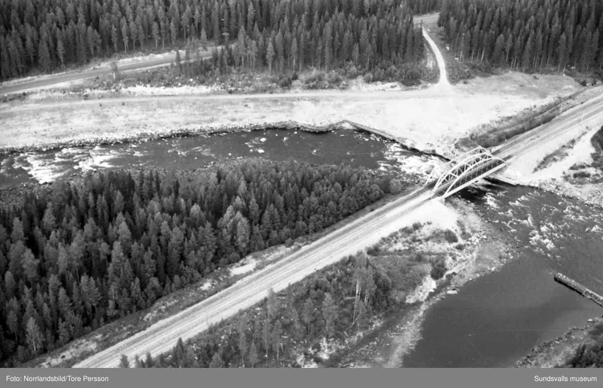 Flygfoton över Ljungans dalgång vid lågvatten. Stöde, Viskan, Torpshammar, Fränsta, Ljungaverk.