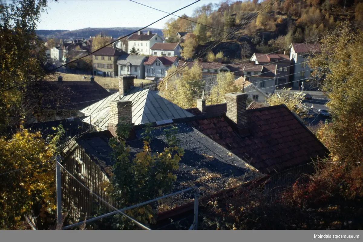 Huset närmast är Roten M 16 i Mölndals Kvarnby på 1970-talet. I bakgrunden ses byggnader längs Kvarnbygatan.