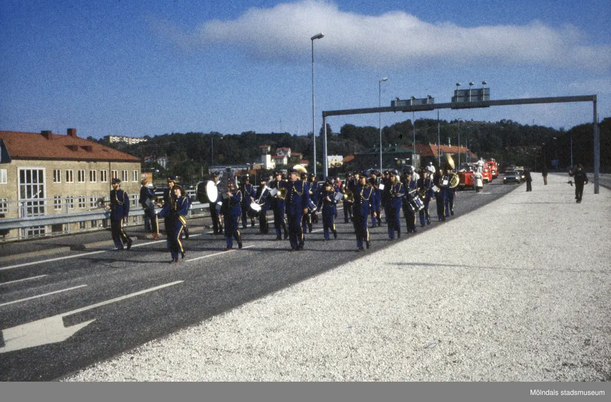 Bild från invigningen av Mölndals Bro i Mölndal, år 1975.