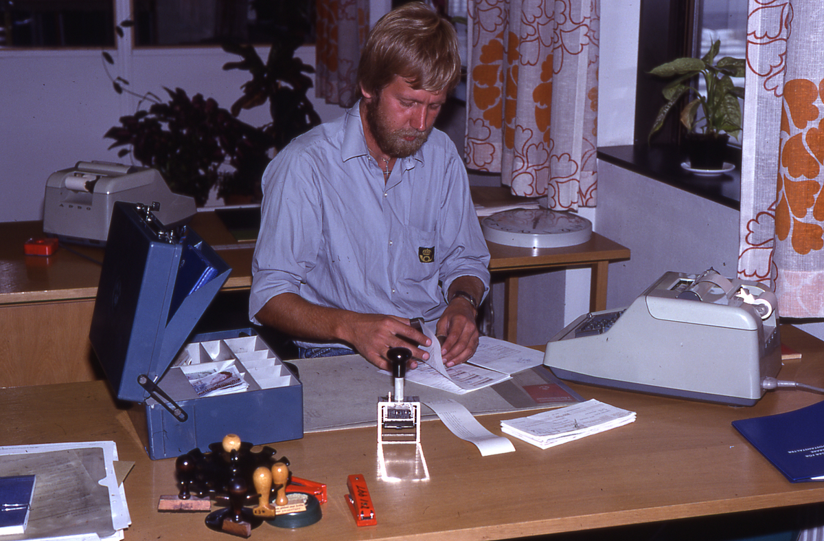 Lantbrevbäraren Mikael Mattsson är tillbaka i kassan på postkontoret vid Tuna Torg i Vallentuna.