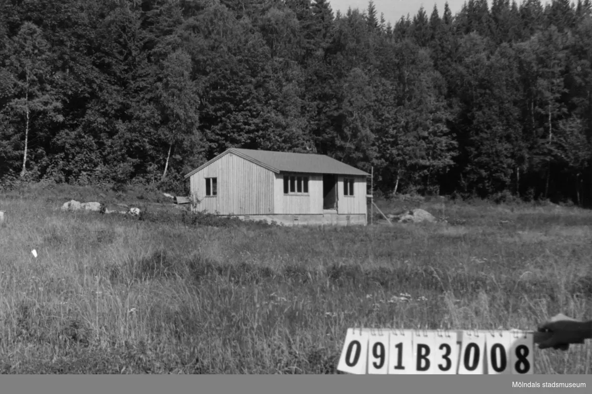 Byggnadsinventering i Lindome 1968. Dvärred (6:1).
Hus nr: 091B3008.
Benämning: permanent bostad.
Kvalitet: mycket god.
Material: trä.
Tillfartsväg: framkomlig.