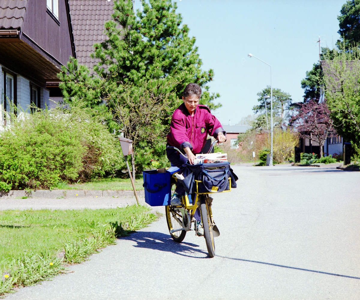 Cyklande brevbärare Elisabeth Ekvall på sin tur på Segerstavägen i Knivsta, 1996.