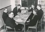 Fotografi föreställande företagsnämnderna i Hägersten. Bilden är tagen i samband med sammanträdet för företagsnämnderna i Bromma, Hägersten och Johanneshov, vid Postkontert Johanneshov 1, 1952.