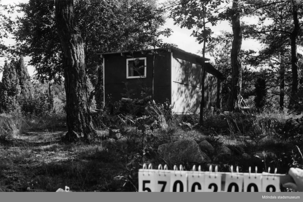 Byggnadsinventering i Lindome 1968. Dvärred 2:83.
Hus nr: 570C2008.
Benämning: redskapsbod.
Kvalitet: god.
Material: trä.
Tillfartsväg: framkomlig.