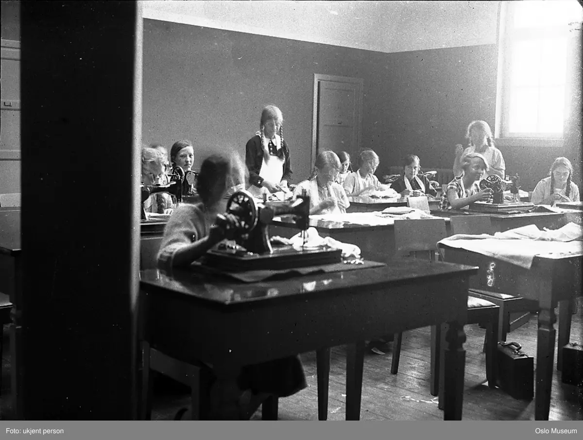 Majorstuen skole, interiør, klasserom, håndarbeid, jenter, symaskiner