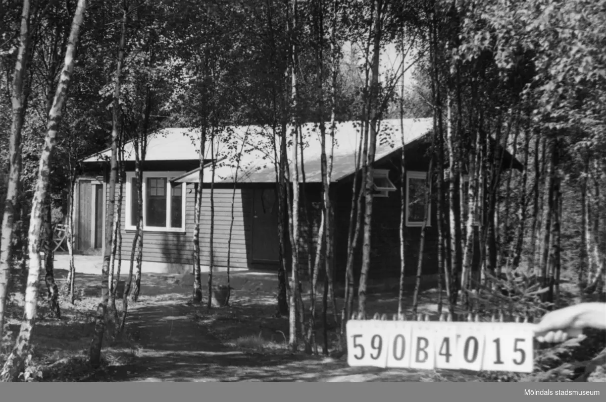 Byggnadsinventering i Lindome 1968. Hassungared 5:7.
Hus nr: 590B4015. Finns ej på kartan.
Benämning: fritidshus och redskapsbod.
Kvalitet, bostadshus: mycket god.
Kvalitet, redskapsbod: mindre god.
Material: trä.
Övrigt: ej inflyttade.
Tillfartsväg: framkomlig.