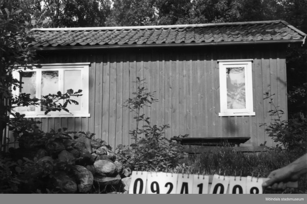 Byggnadsinventering i Lindome 1968. Greggered 1:42.
Hus nr: 092A1008.
Benämning: fritidshus, gäststuga och två redkapsbodar.
Kvalitet, bostadshus och gäststuga: god.
Kvalitet, redskapsbodar: mindre god.
Material: trä.
Tillfartsväg: framkomlig.