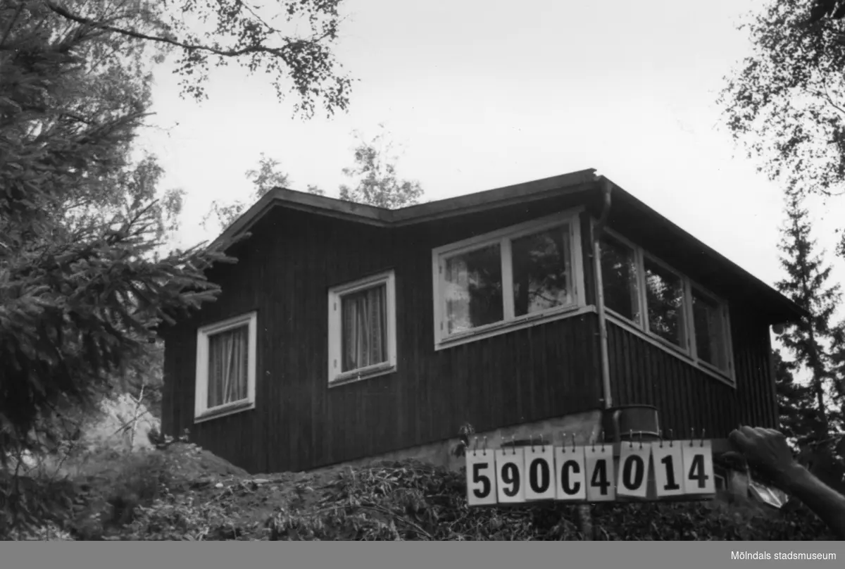 Byggnadsinventering i Lindome 1968. Torvmossared 1:35.
Hus nr: 590C4014.
Benämning: fritidshus.
Kvalitet: god.
Material: trä.
Tillfartsväg: framkomlig.