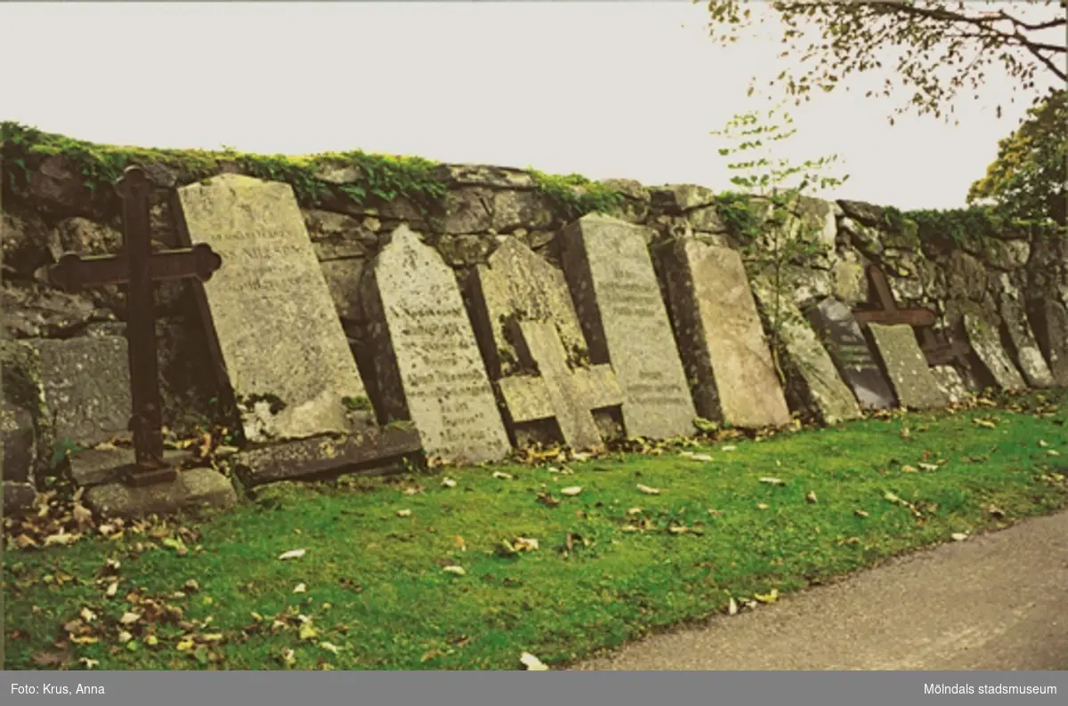 Gravstenar vid Lindomes kyrkomur. Lindome 11:1.