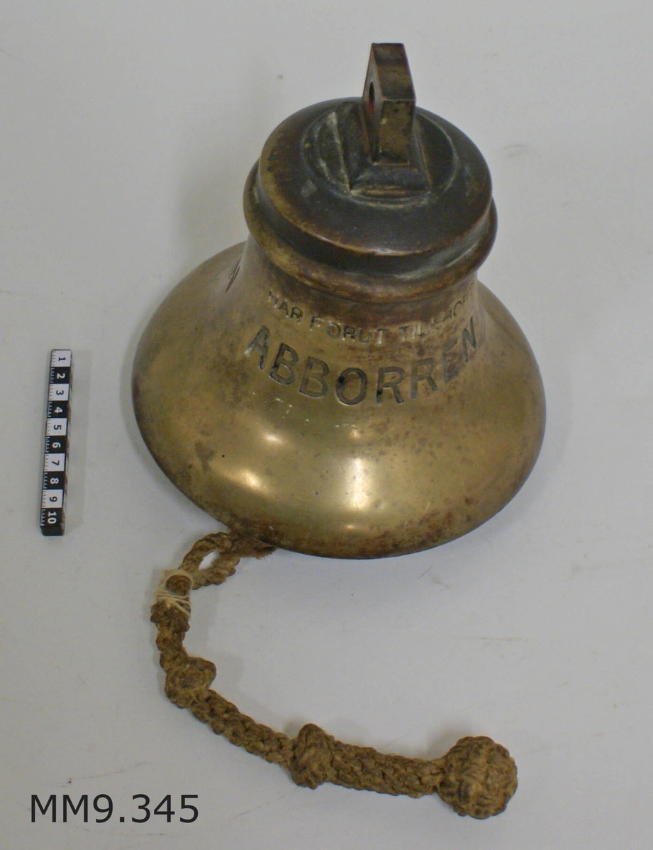 Skeppsklocka av brons märkt: "Springaren 1936".