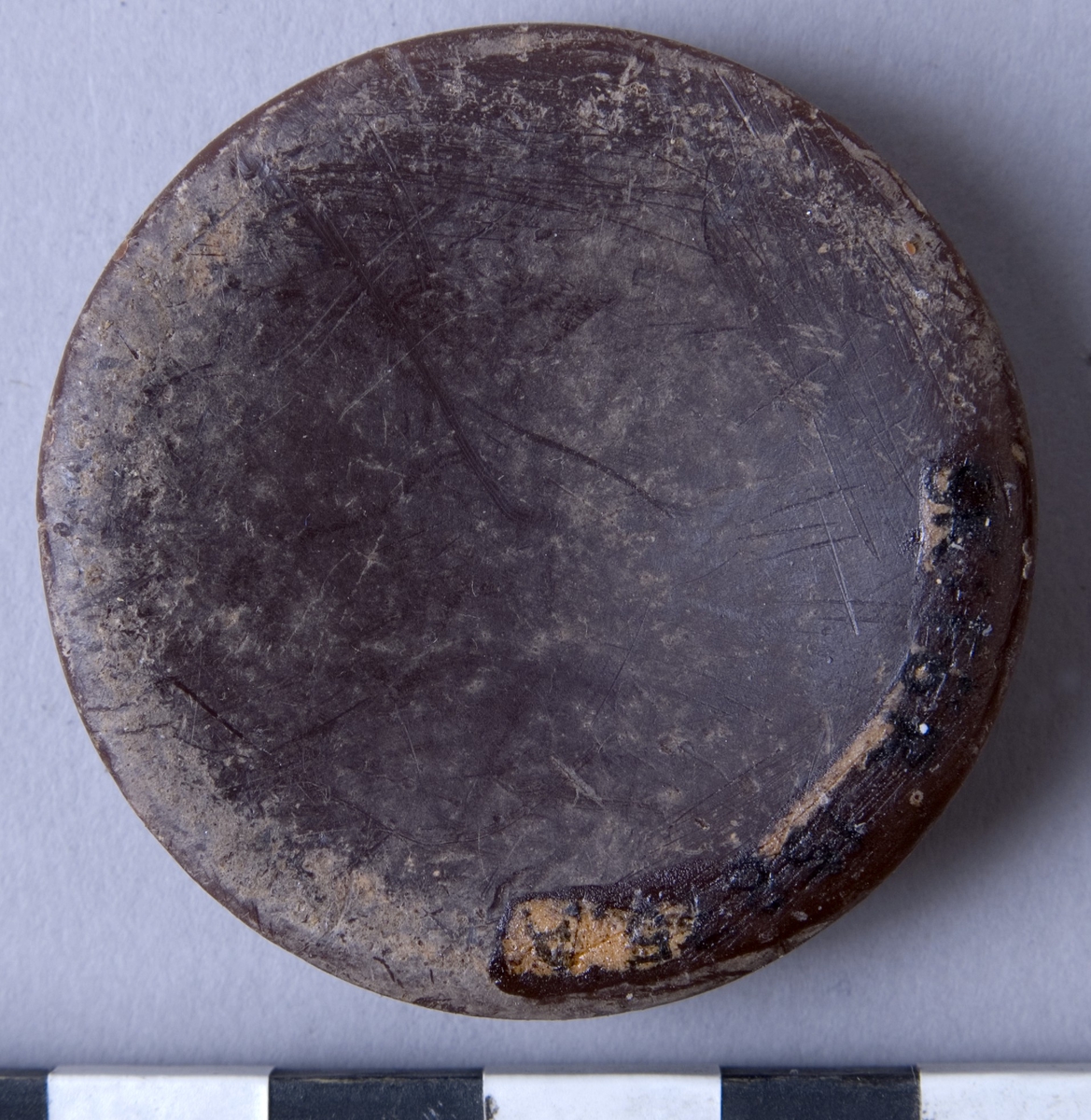 Färgvax , fyra stycken, runda kakor  av vax i olika kulörer och fabrikat.

A: Brun, "AJAX WAX" "BOSTON BLACKING CO"
B: Brun, "AJAX WAX" "BOSTON BLACKING CO"
C: Svart, "HERKULES WACHS" "SCHUTZMARKE"
D: Beige, "AJAX WAX" "BOSTON BLACKING CO"