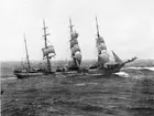 Bilden är tagen  [fotograferad] från S/S Mauretania i april 1934, då fartyget befinner sig i engelska kanalen på hemrersa från Wallaroo, Sydaustralien. Man ser den efter haveriet decimerade förriggen. Foto S/S Mauretanias befälhavare.