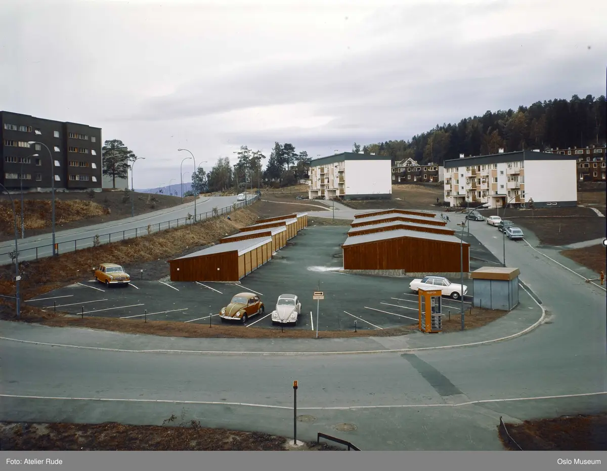 blokkbebyggelse, boligblokker, Rustadåsen borettslag, uteområde, vei, garasjeanlegg, biler, telefonkiosk