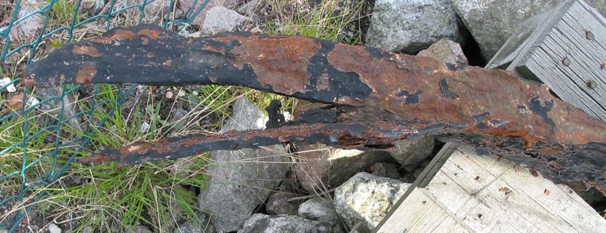 Ankare. Saknar stock och röring. Klack för stock finns dock. Mycket rostskadade flyn.