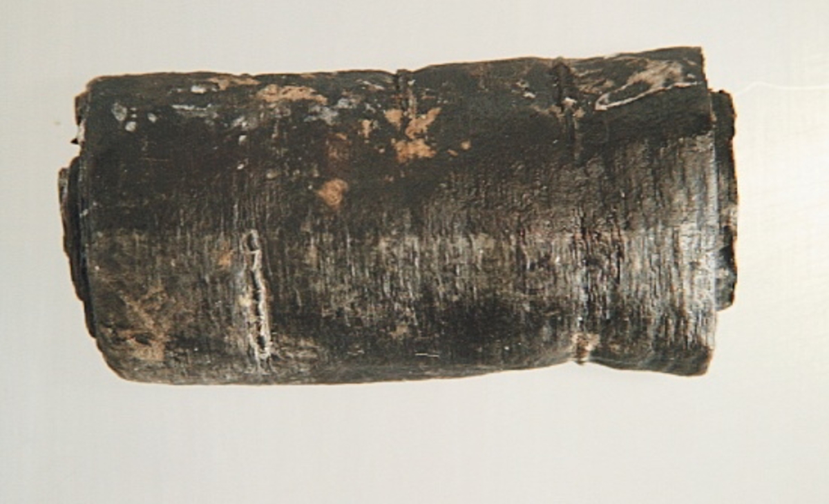 Ett flöte av näver. Flötet har formen av en rulle. Flötet är välbevarat.