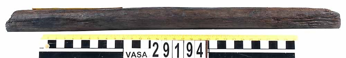 Dymling. Delvis av och delvis originalytor i båda ändarna.