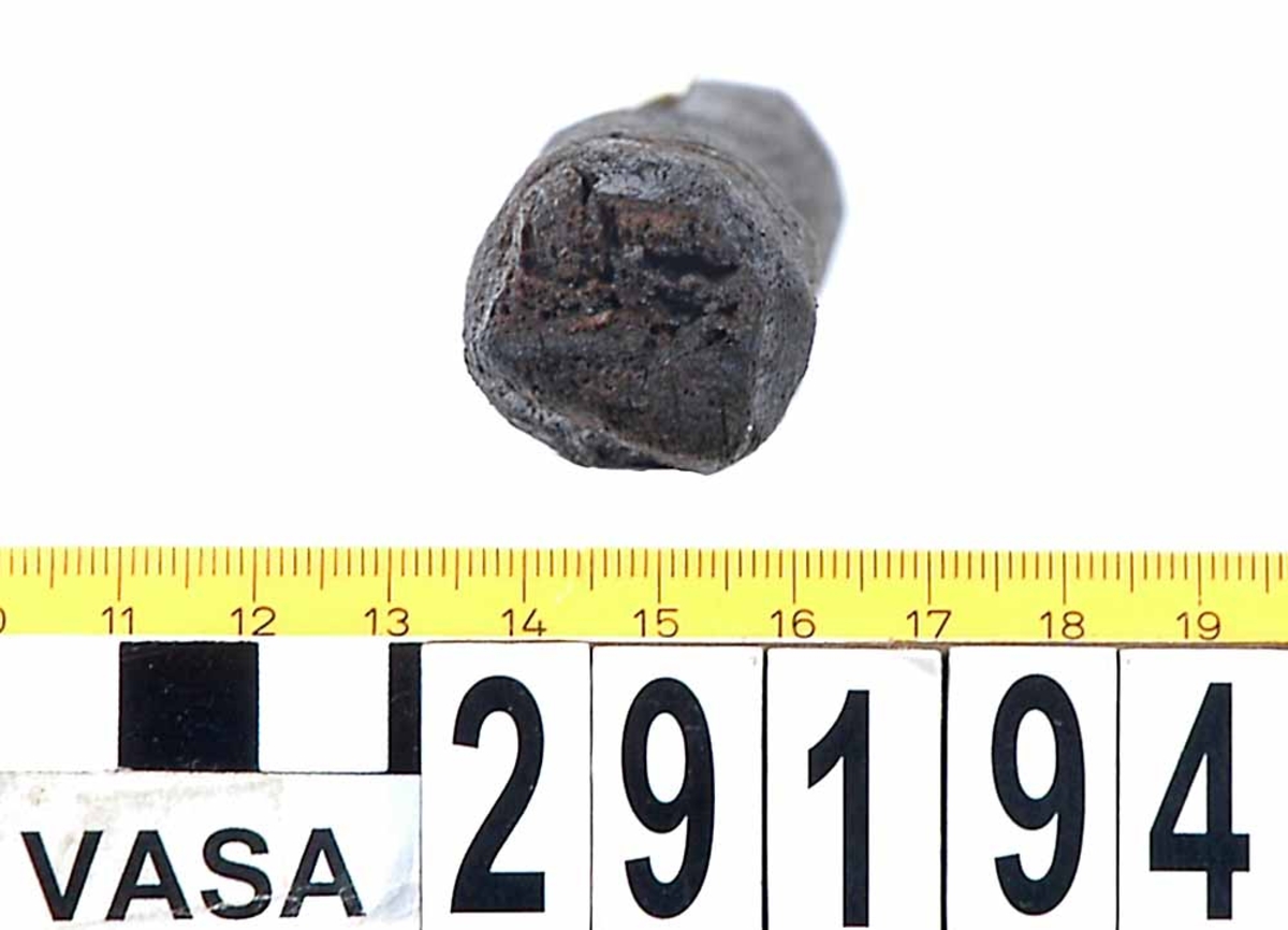 Dymling. Delvis av och delvis originalytor i båda ändarna.