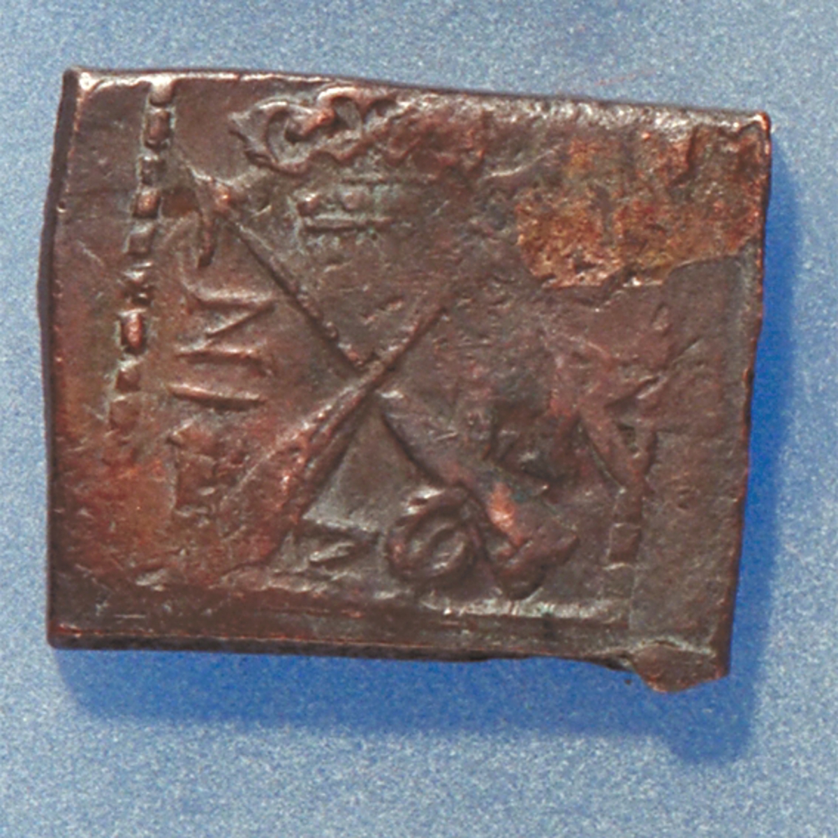 Â½- öre

Fyrkantigt mynt.

Bra skick, något slitet.

Vikt: 11,7 gram.



Text in English: Square-shaped coin. Denomination: Â½ - öre.

The obverse side has a Vasa sheaf in the centre, partly visible. The initials G R appear in capital letters. G placed to the left and R to the right of the sheaf.

The coin stamp is off-centre. The frame is partly visible.

The reverse side has two crossed arrows beneath a crown, partly visible. On the left hand side is the fraction 2/1, and on the right the initials ÖR, partly visible.

The two digit year of coinage, 26 (1626), is placed beneath the arrows.

The coin stamp is off-centre. The frame is partly visible.



Present condition: good.

Weight: 11,7 gram.