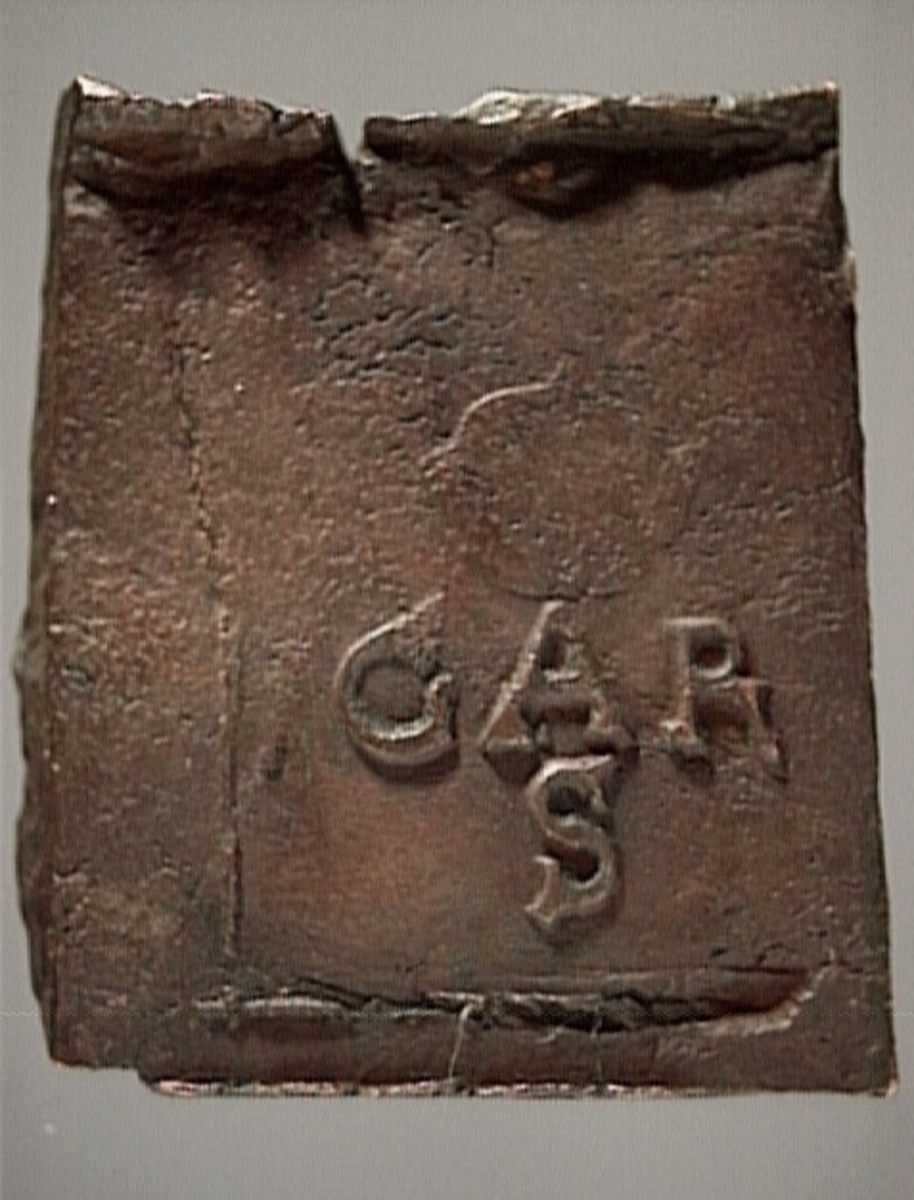 Ett fyrkantigt kopparmynt, s k klipping, med valören 2 öre.

På myntets åtsida syns versalerna G A R, placerade vågrätt mitt på myntet. Ovanför A:et är en krona svagt synlig. Under A:et syns versalen S. Åtsidans ram är delvis synlig. Präglingen är ocentrerad.
På myntets frånsida är en vasakärve svagt synlig. Till vänster om kärvens bas syns siffran två, i form av ett Z. Till höger om kärvens bas är versalerna ÖR delvis synliga. Längst ner på myntet står myntets präglingsår, 1626. Frånsidans ram är delvis synlig. Präglingen är ocentrerad.
Myntets vikt uppgår till 48,8 gram.
Myntets åtsida är krackelerad.

Text in English: Square-shaped coin. Denomination: 2 öre.
The obverse side has the initials G A R spaced horizontally in a row on the coin.  Above the initial A is a crown faintly  visible. Beneath the initial A is the initial S.
The coin stamp is off-centre. The frame is partly visible.
The reverse side has in the centre a Vasa sheaf, faintly legible. To the left of the sheaf is the numeral 2, shaped as a Z. To the right of the sheaf are the initials ÖR partly  visible.
The four digit year of coinage, 1626, is placed beneath the sheaf.
The coin stamp is off-centre. The frame is partly visible.
Present condition: the obverse side has a craquelure-like surface.
Weight: 48,8 gram.