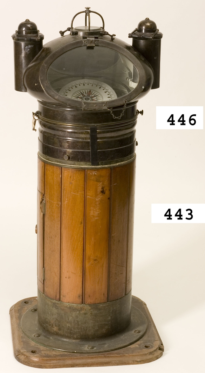 Nakterhus, av trä, polerat. Med kupol 446.