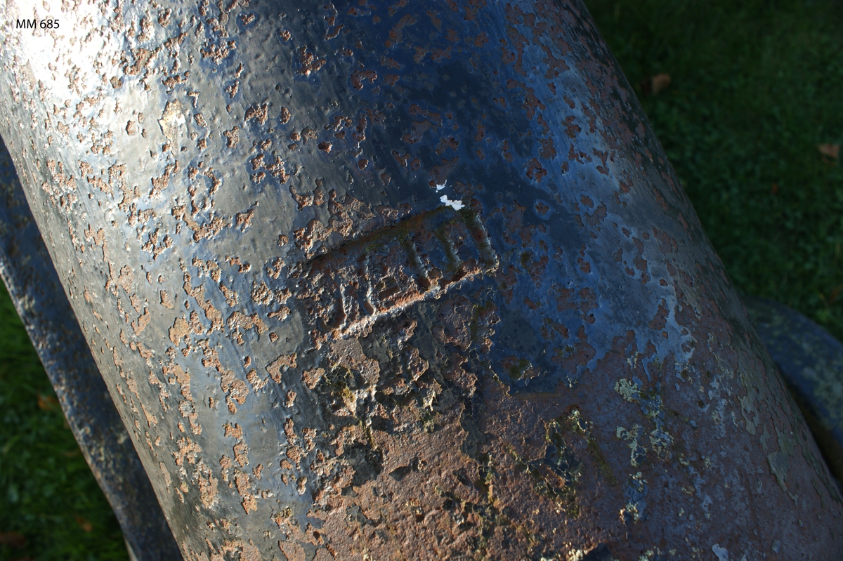 6 pundig slätborrad framladdningskanon M/Ashling, av 310 kulors vikt, med lavett, L = 2050 mm B = 830 mm H = 1000 mm och kursör, av järn. Kanonens gjut. nr 111. Märkt å ena tappen "H" och å den andra "86".
