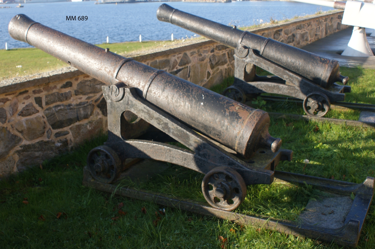 6 pundig slätborrad framladdningskanon M/Ashling, av 310 kulors vikt, med lavett, L = 2050 mm B = 830 mm H = 1000 mm och kursör, av järn. Kanonens gjut. nr 137. Märkt å ena tappen "H" och å den andra "87".