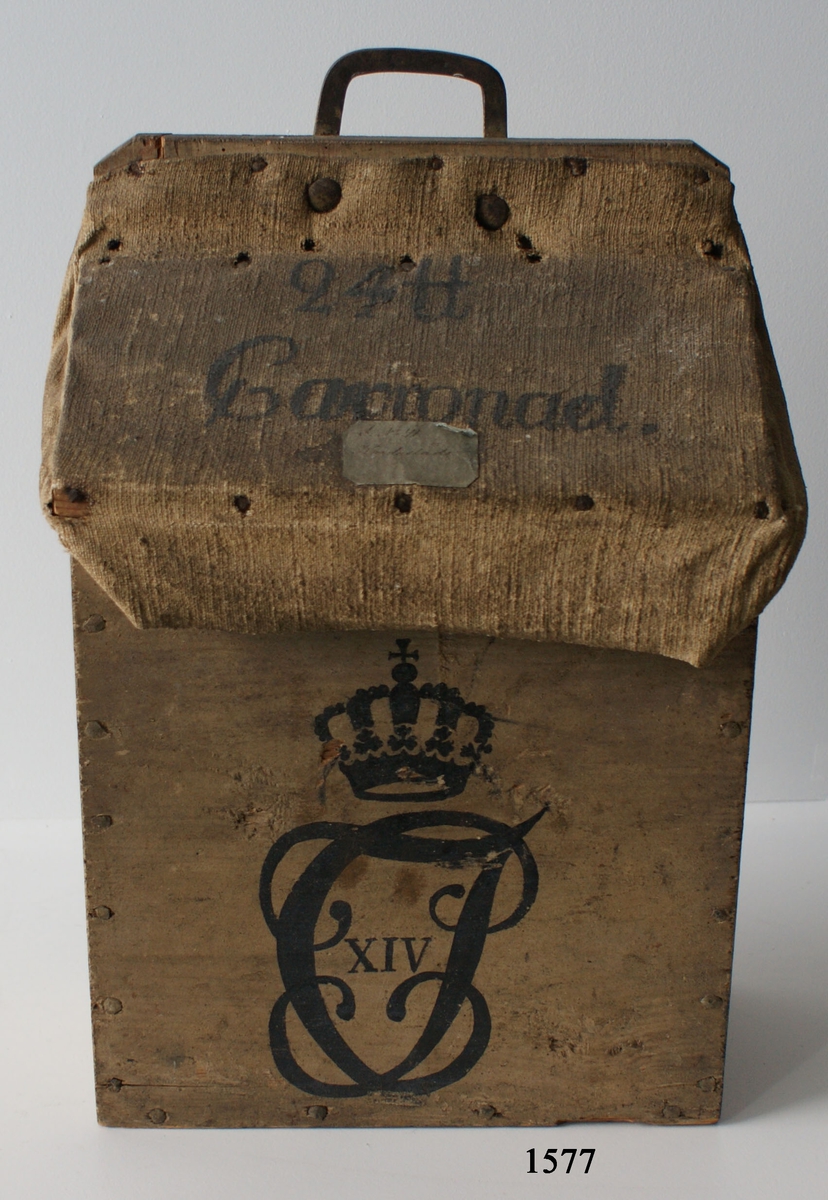 Karduslåda av trä. Locket klätt med segelduk. Märkt på locket med: "24 skålpund karronad" och på framsidan med Carl XIV:s namnchiffer och Kunglig krona.