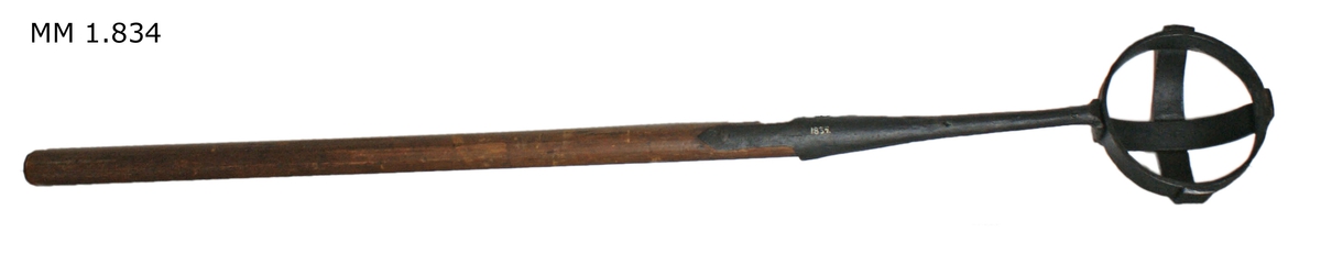 Kulhand av järn, med skaft av trä.