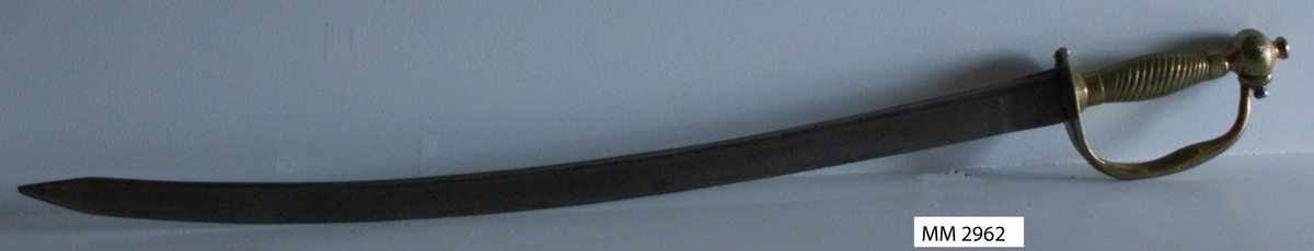 Infanterihuggare, obekant härkomst, förändringsmodell/1748-95 för Svea artilleri. Material: Klingan av stål, något böjd, fästet av mässing. Ingen stämpling eller märkning. Troligen hemförd som krigsbyte. Tillhör statens trofésamlingar.