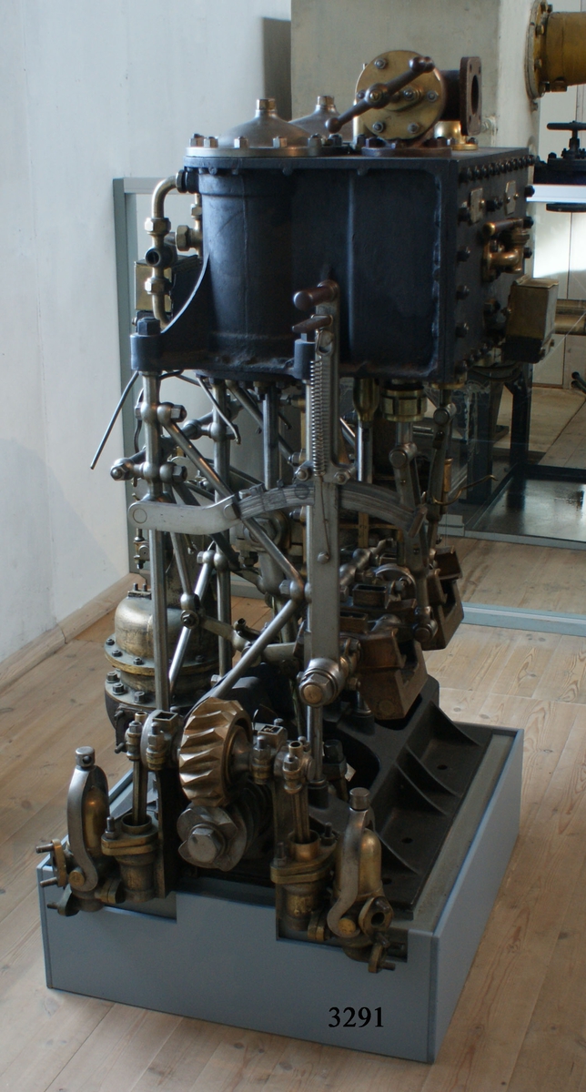 Propellerångmaskin, märkt: "Chapman A.S. Flottans varv Carlskrona 1894.".