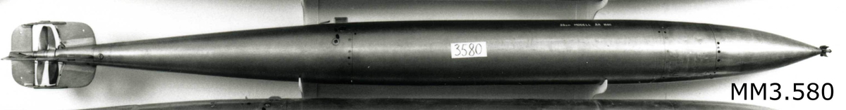 Torped m/80, 35 cm av stål. Individnummer: 1224.
Gyroskåp saknas.